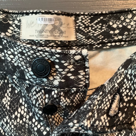 We the Free NWOT Maggie style snake skin jeans size 28 - Picture 5 of 5